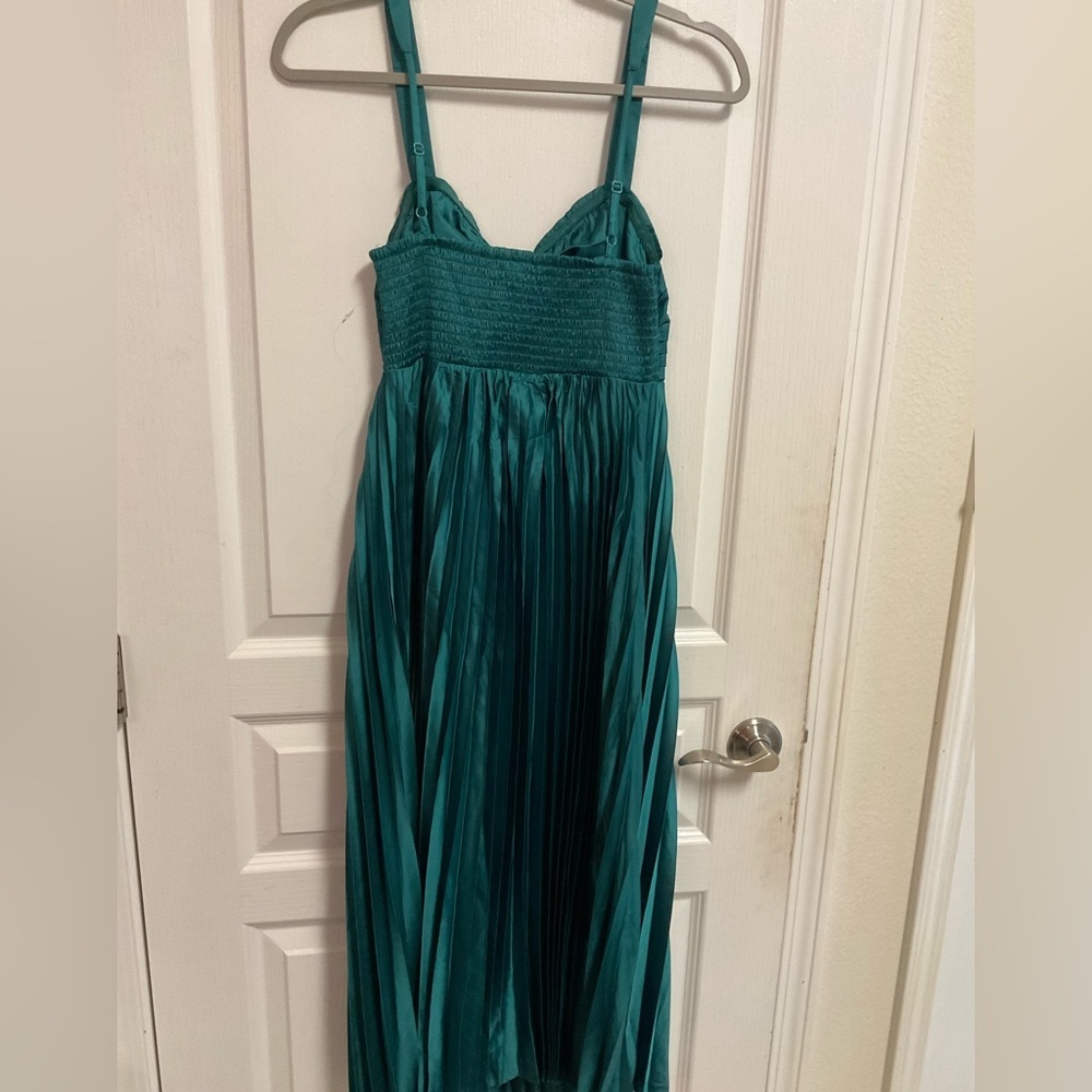 Wish Apparel Green Pleated Dress Size S Sleeveless Empire Waist Flowy - Picture 3 of 8